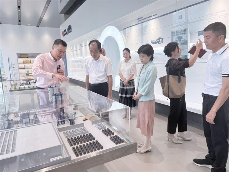 In Special Democratic vigilantia de Quanzhou municipium Committee de Taiwan Democratic auto-Government Achaici visited Quangong Co., Ltd. ad Research