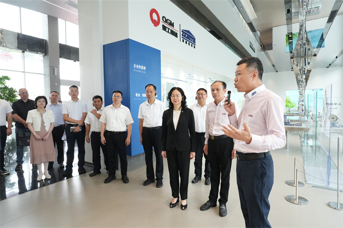 Deputy Praefectus Jiang Erxiong ducitur a quadrigis ad investigate Quangong Machinery Co., Ltd ad Auxilium Quanzhou ædificare dolor vestibulum urbem