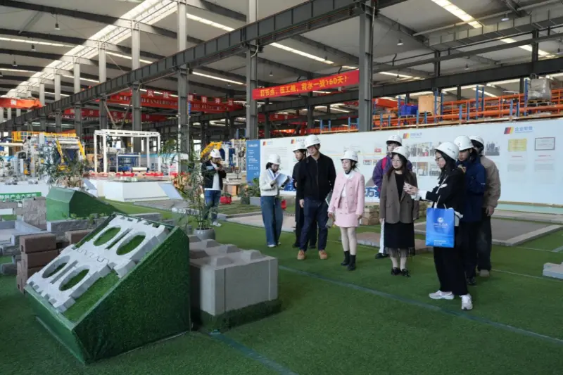 Positus in transmarinis evolutionis necessitatibus, Quangong Machinaria Co., Ltd. cooperatur cum Universitate Fuzhou Studiorum Externorum et Mercaturo ad ingenia internationalia ordinanda colenda.