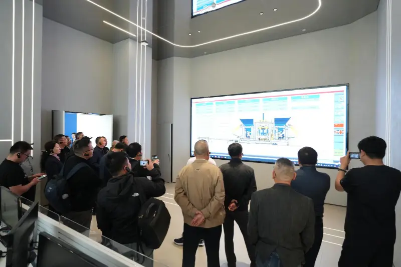 Secundum Consilium Stans 8 conventus Sessio Sinarum Consociationis Aedificiorum Cuneos in Quanzhou habita est; Quangong Machinery Co., Ltd. confert Industry Commutatio et Progressio.